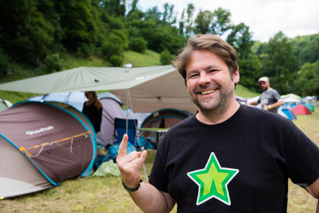 Martin Schmid, Inhaber von Zeltheld (Full Service Camping) - im Hintergrund sind einige der Zelte zu sehen.