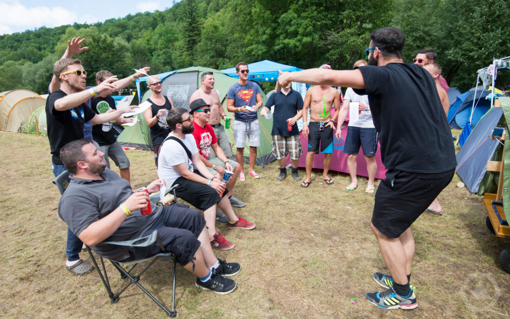 Der Green-Camping Männerchor probt für den Gottesdienst am Sonntag