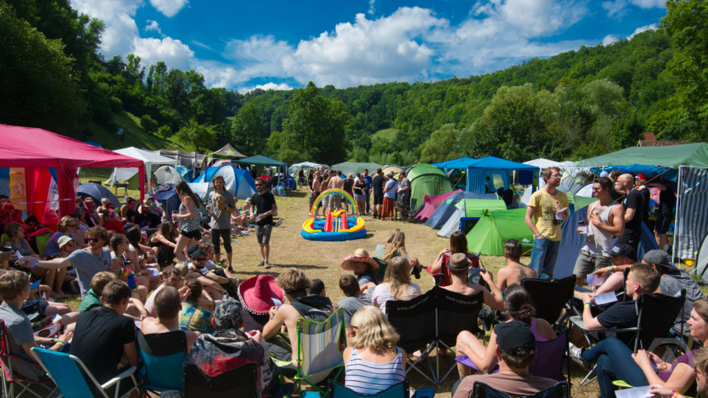 Die Green Camping Messe am Sonntag Vormittag ist gut besucht.