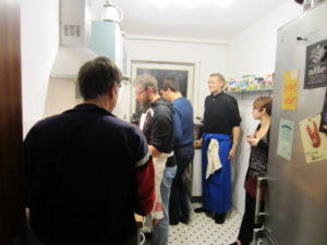 Links im Bild: unsere Theatergäste, der Mann mit der blauen Schürze = Küchenchef