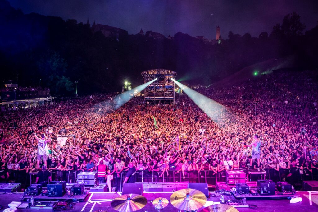 Blick von der Bühne auf das Publikum beim Taubertal Festival 2022