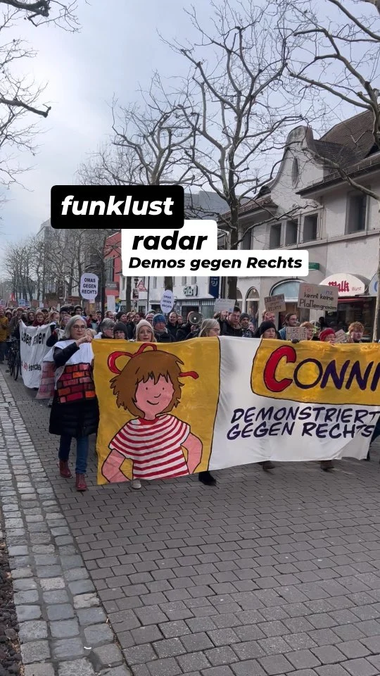 ⌛️ In wenigen Stunden öffnen die Wahllokale zur Bundestagswahl 2025! 🗳

Die vergangenen Wochen sind geprägt durch bundespolitische Geschehnisse, die in ganz Deutschland zahlreiche Menschen auf die Straße zogen, um zu demonstrieren:
gegen eine restriktive Ausländerpolitik, gegen Faschismus und auch gegen das Paktieren mit rechtsextremen Parteien.
Dabei meldete sich unter anderem auch der Erlanger Oberbürgermeister Dr. Florian Janik (SPD) zu Wort und kritisierte die CDU/CSU für ihr Abstimmungsverhalten im Bundestag. Letztendlich kündigte die CSU als Reaktion auf Janiks Aussagen die Zusammenarbeit mit der SPD im Erlanger Stadtrat auf. 

Das Gemisch aus Bundes- und Lokalpolitischer Spannung ist spürbar in den Erlanger Straßen. Wir waren unterwegs und wollten für euch in Erfahrung bringen, wie die Stimmung so kurz vor der Wahl ist! 

Den Link zum Video findet ihr in unserer bio!

Wie sieht es bei euch aus? Habt ihr schon gewählt oder seid ihr noch unsicher und mit welchem Gefühl blickt ihr auf die BTW 2025? 

Schreibt es uns gerne in die Kommentare!

Musik: Final Girl - Jeremy Blake

#btw #2025 #funklust #radar #demo #demogegenrechts #erlangen #politik